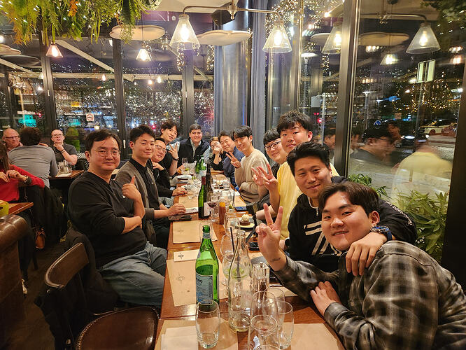 저기 끝에 스파이가 있다.